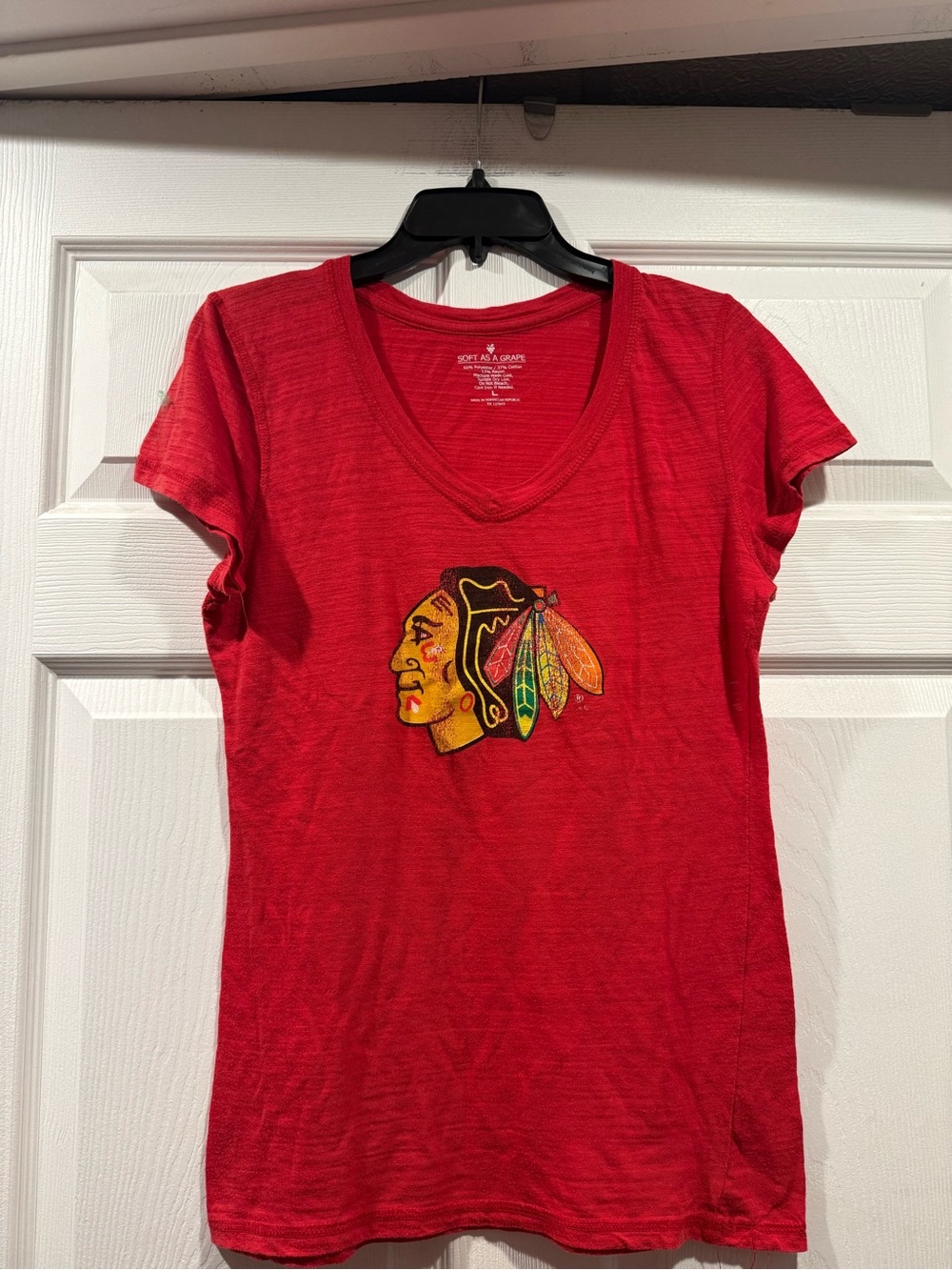 Chicago Hockey Women's Red V-Neck Graphic Tee . Size large